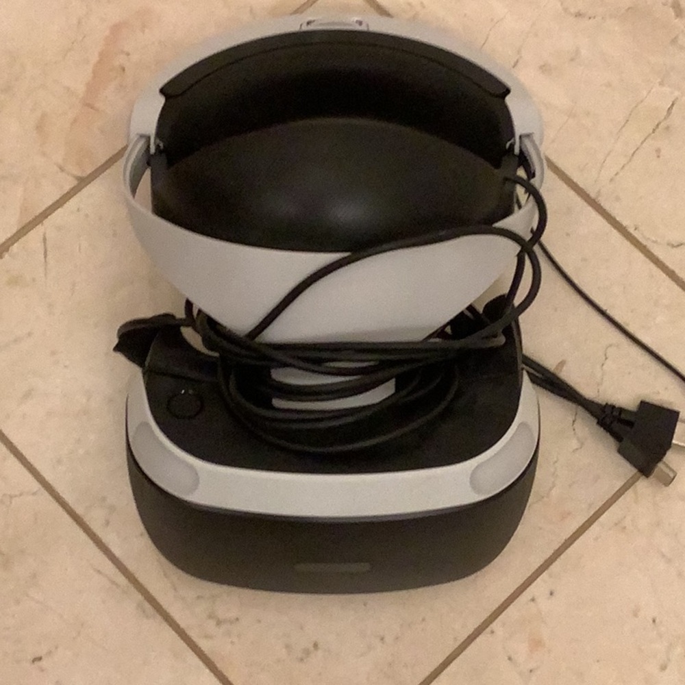 Black and White VR Headset